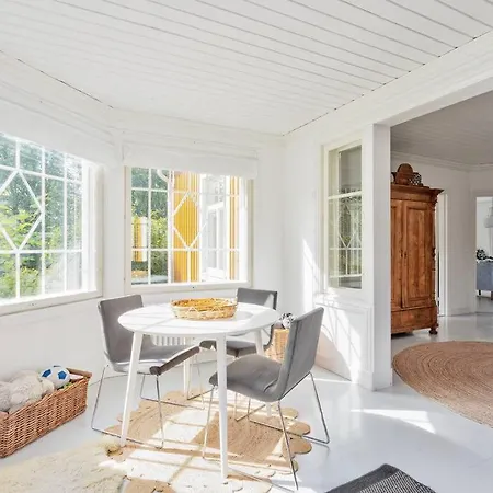 - 330m2 Lux Manor W/heated Pool, Degerby