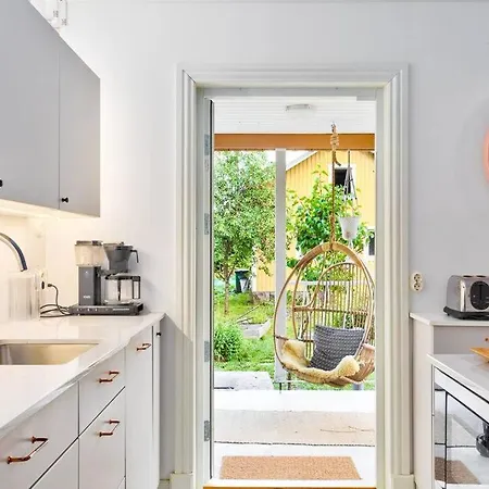 - 330m2 Lux Manor W/heated Pool,