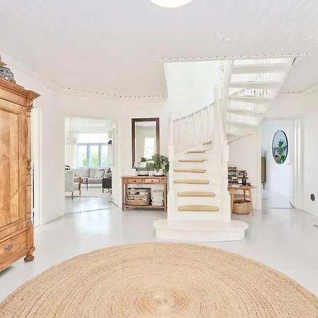 - 330m2 Lux Manor W/heated Pool, *