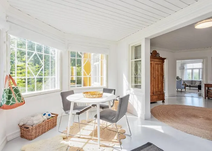 - 330m2 Lux Manor W/heated Pool, Degerby