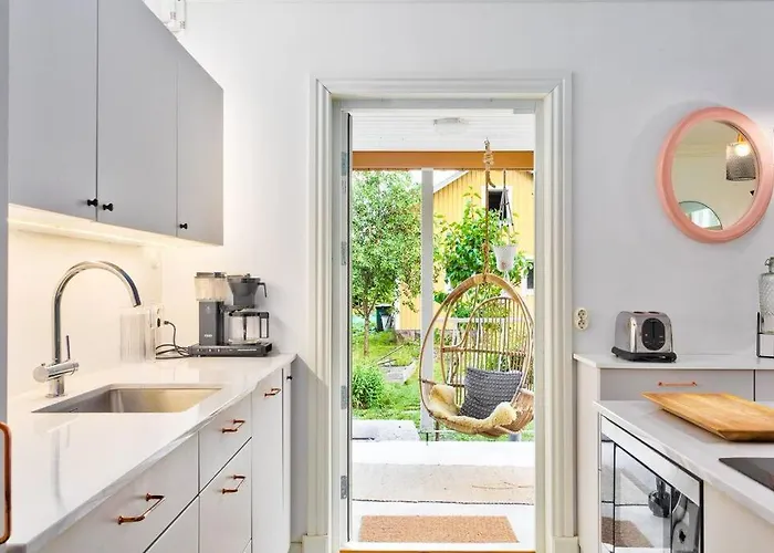 - 330m2 Lux Manor W/heated Pool,